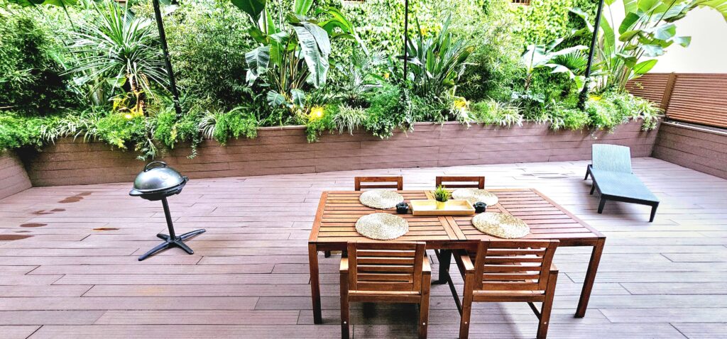 Terraza privada con zona de comedor exterior y barbacoa